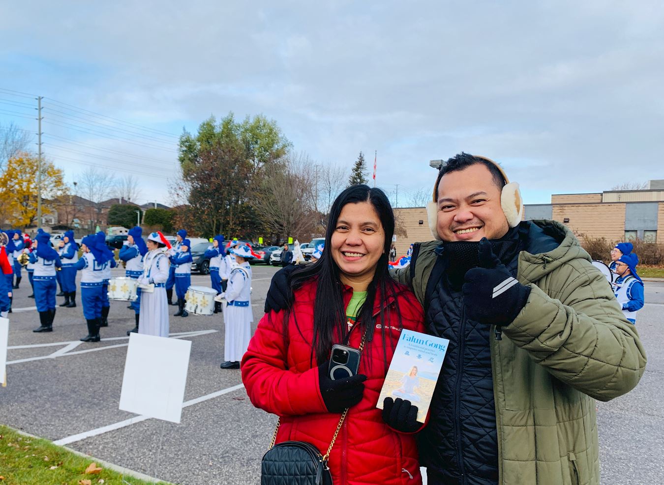 '图6:艾伦(右)与他的朋友称赞天国乐团成员的表演,并认为法轮大法的理念对当今社会有好处'