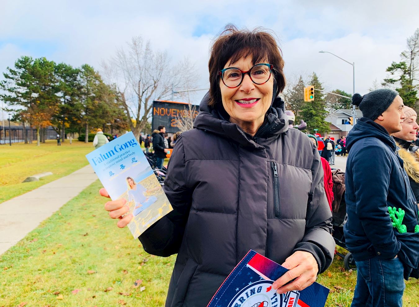 '图9:珍妮丝认为乐团的演奏令人刮目相看,并感谢天国乐团参加游行'