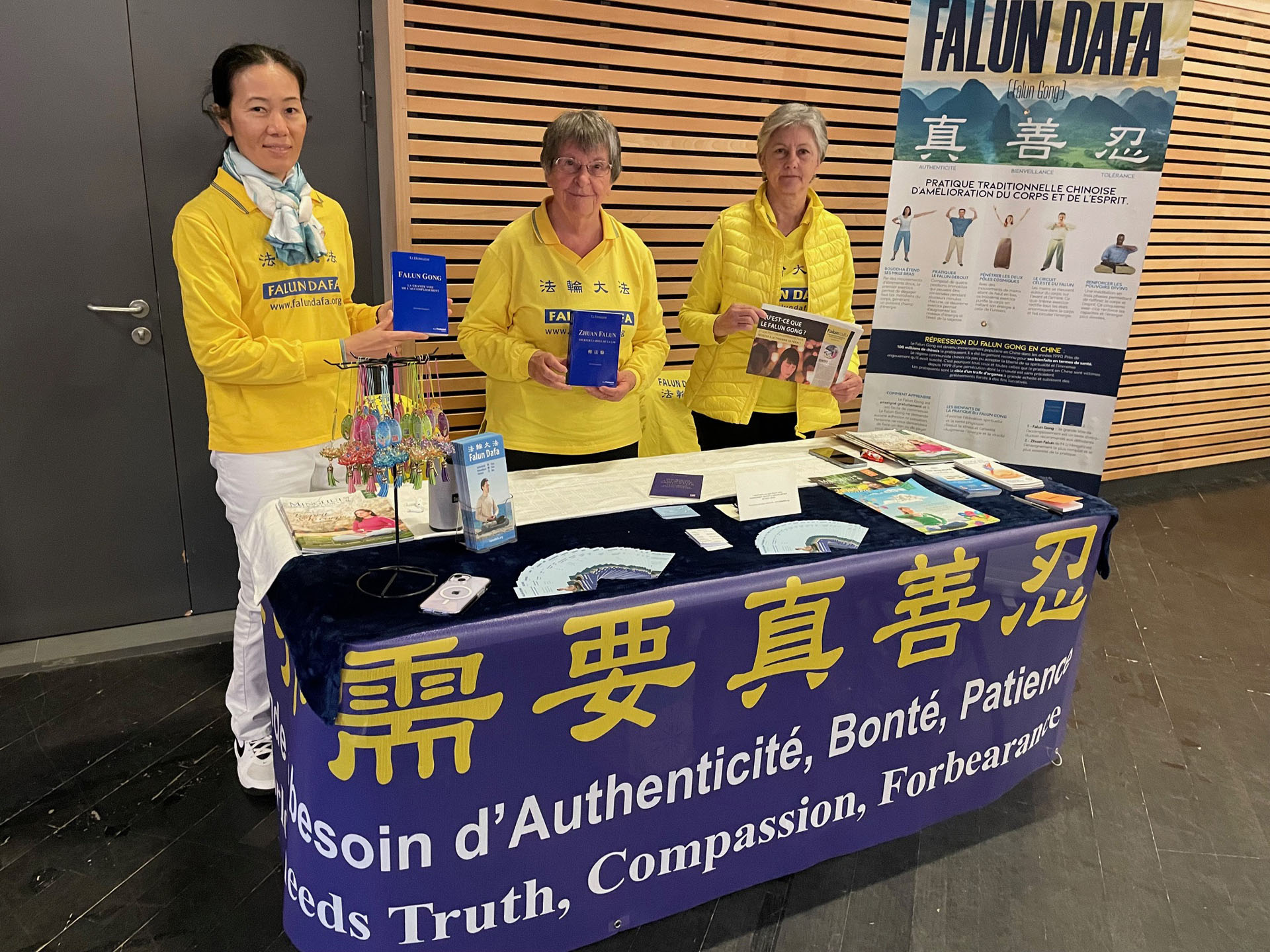 图:在索里尼尔举办的健康展会上,法轮功学员向大众介绍法轮功及其主要著作《转法轮》。