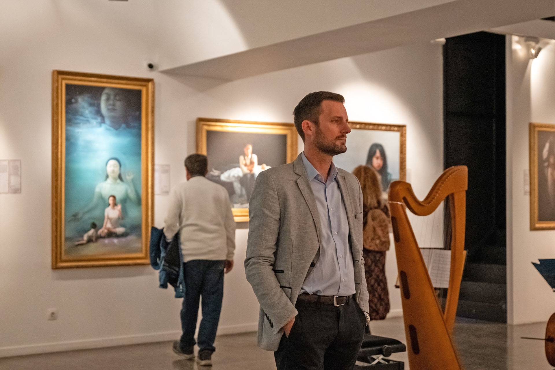 图1~3:在布兰德画廊参观真善忍美展。