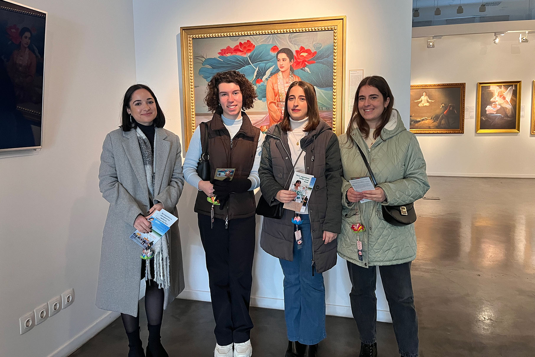 图5:大学生结伴参观画展。
