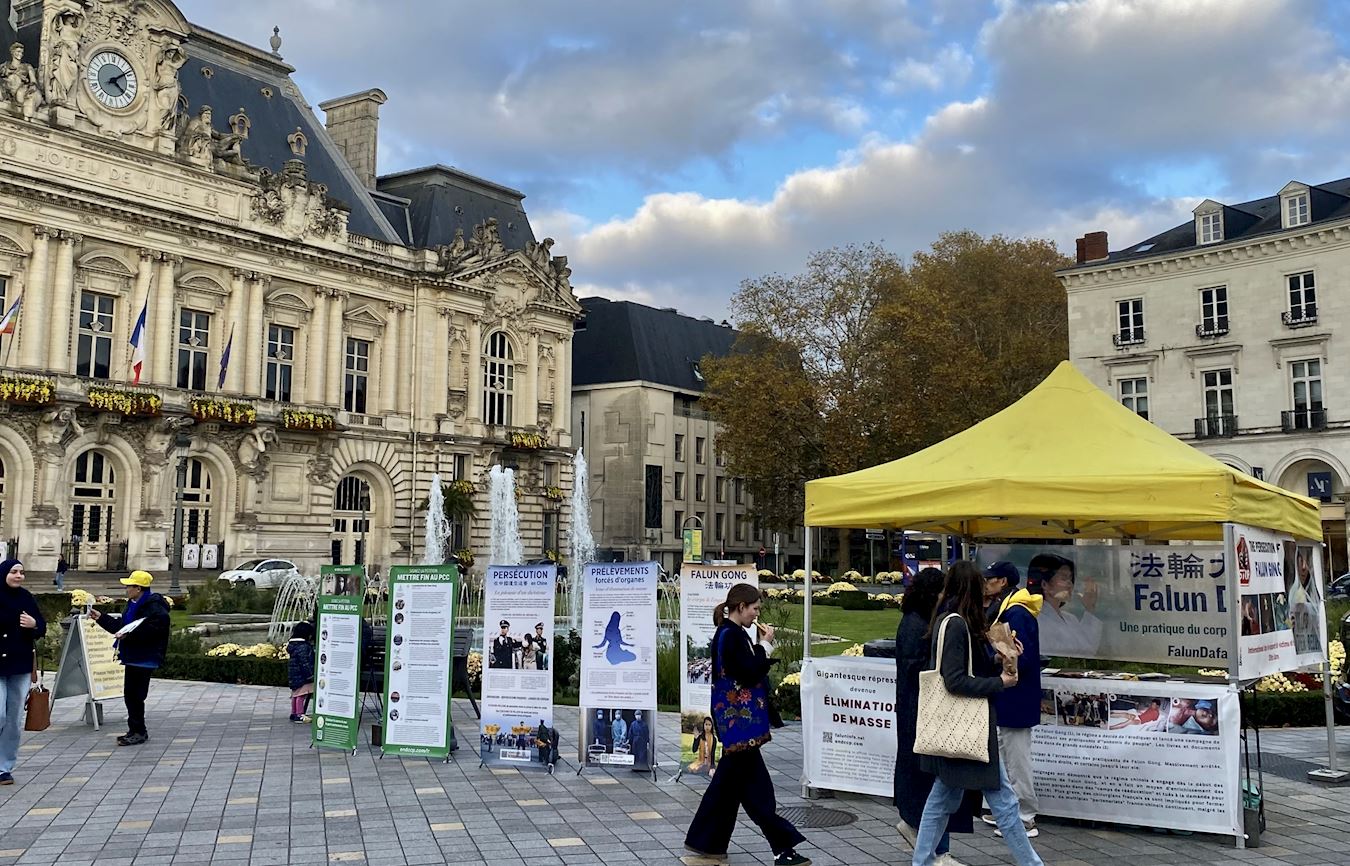 '图1:十一月十五日,法轮功学员在图尔市的让·乔雷斯广场(Place Jean Jaurès)举行了信息日活动。'