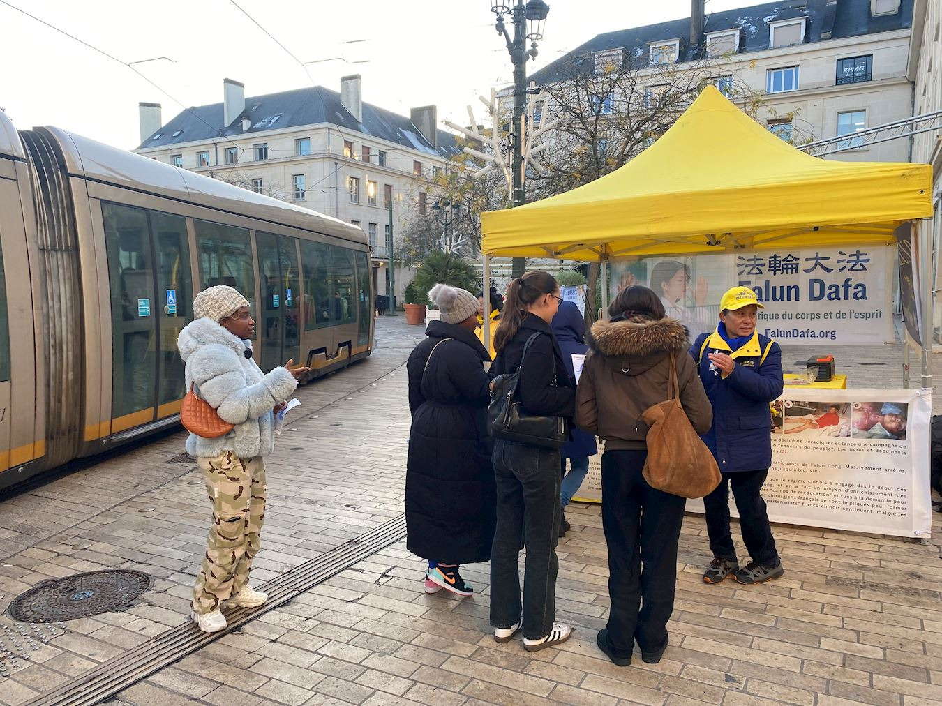 '图2~4:十一月二十二日,在奥尔良市中心的马特鲁广场(Place du Martroi),法轮功学员举办信息日,向民众介绍法轮功及其真相。'