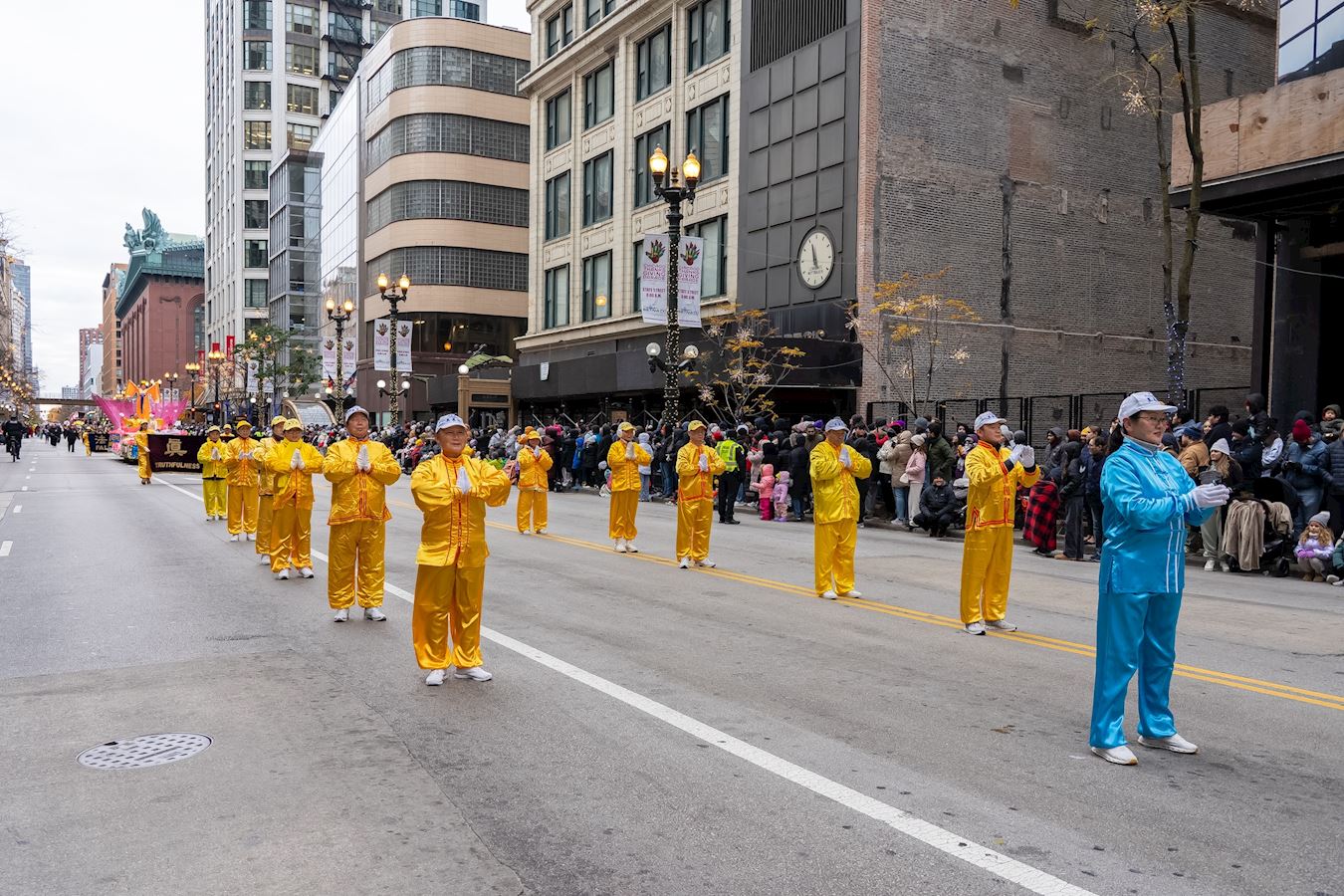 '图1~6:二零二四年十一月二十八日,在芝加哥举行第九十届感恩节大游行中,法轮功学员的游行队伍获称赞。'
