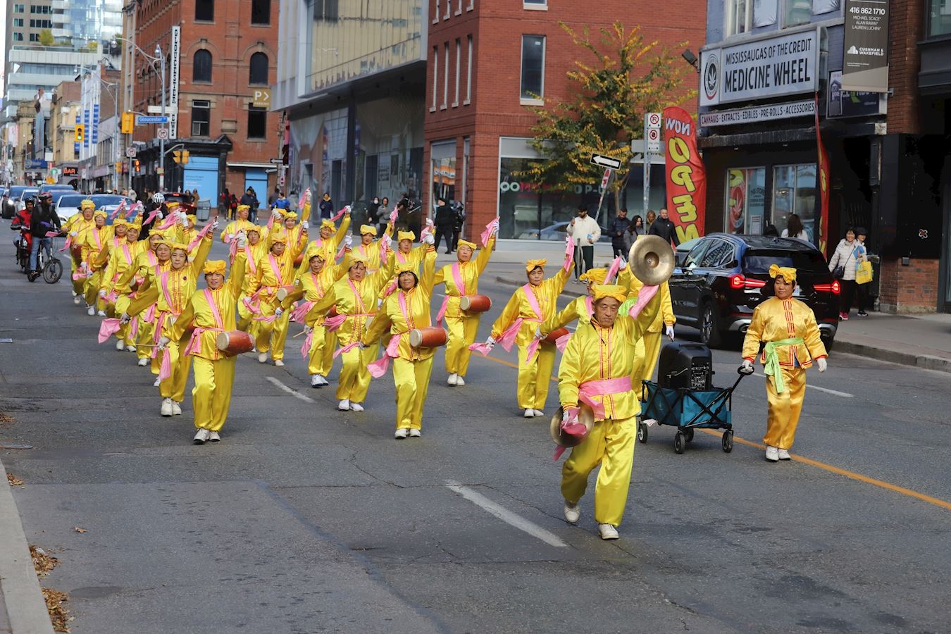 '图1~7:多伦多法轮功学员组织游行,庆祝《九评》发表二十周年。'