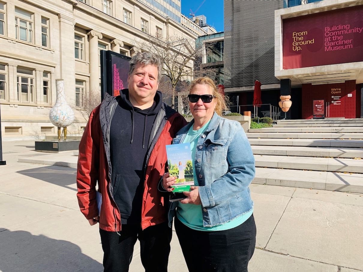 '图8:凯莉(右)和丹(左)决定和学员们一起参与纪念《九评》发表的大游行'