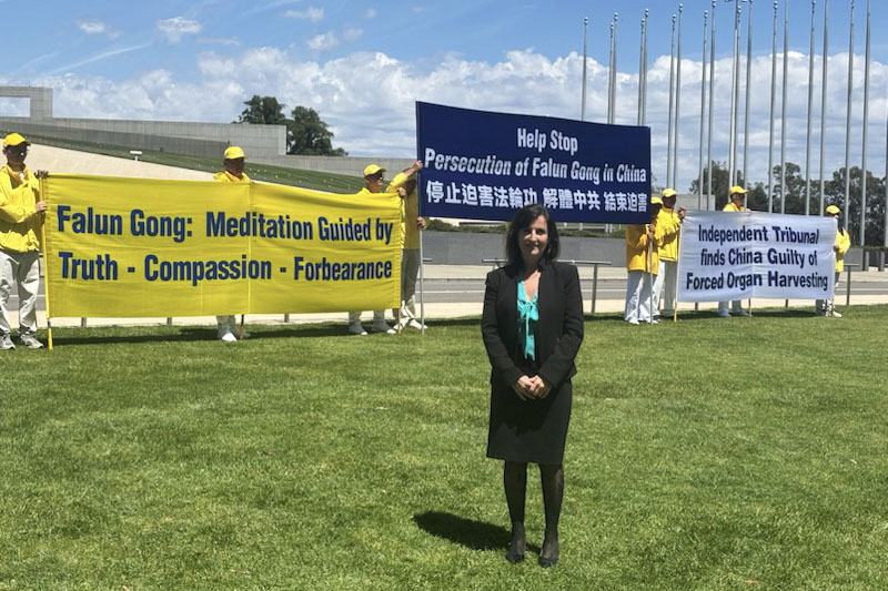 图2:澳洲人权律师玛德琳・布里吉特(Madelene Bridgett)在十一月六日举行的新闻发布会上发言。