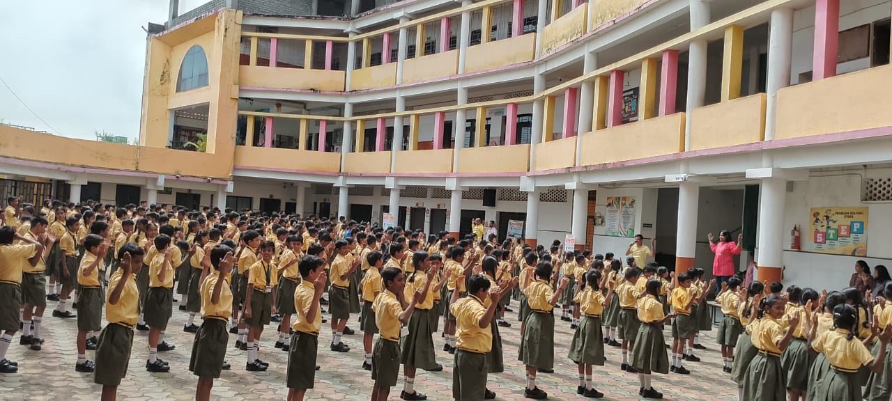 '图1:阿达沙·桑斯卡·维迪亚拉亚学校的学生学炼第二套功法。'