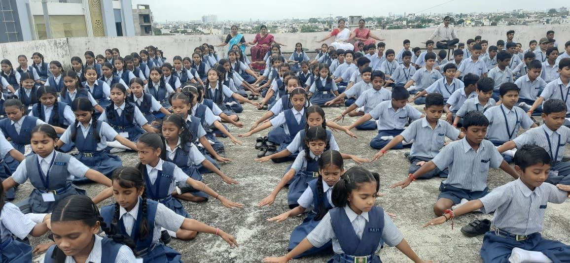 '图9:学生正在学炼法轮功第五套功法。'