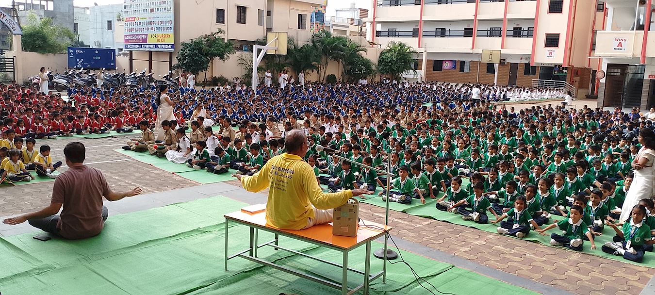 '图11:圣保罗学校学生们学炼打坐。'