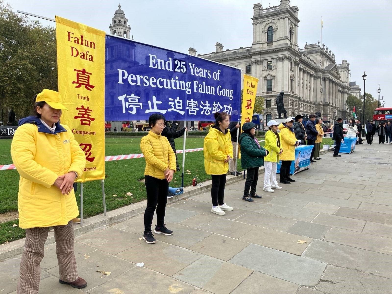 '图5:英国一些法轮功学员在议会外广场炼功,洪法讲真相。'
