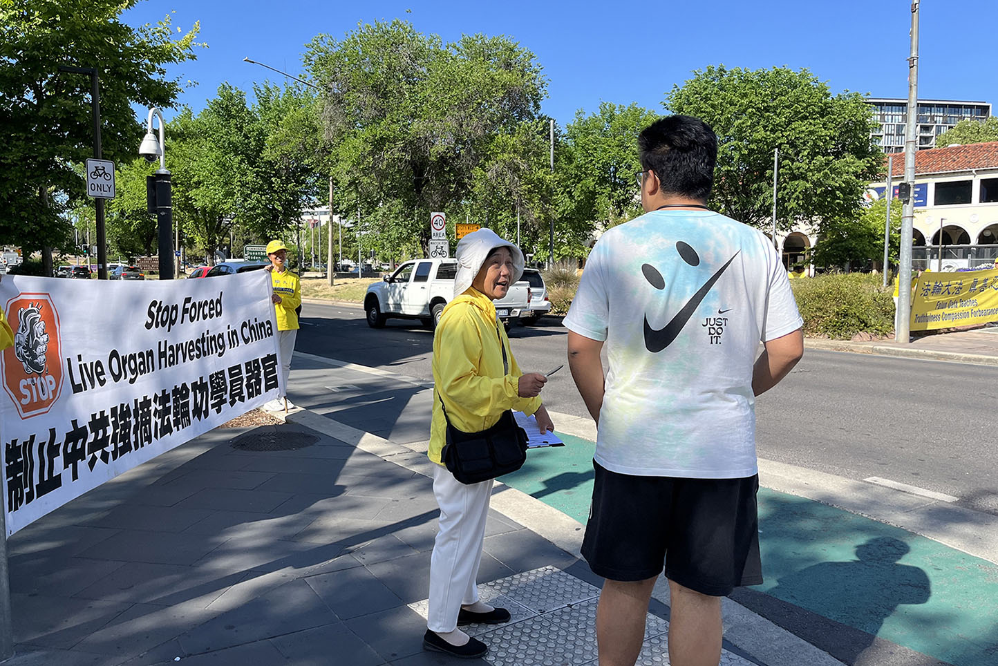 图5~8:二零二四年十一月四日至七日,法轮功学员在堪培拉市中心步行街和繁华商业街传递真相。