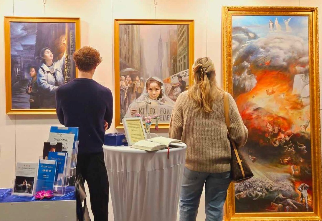 图1~4:美展期间,观众们认真听学员介绍作品背后的故事。