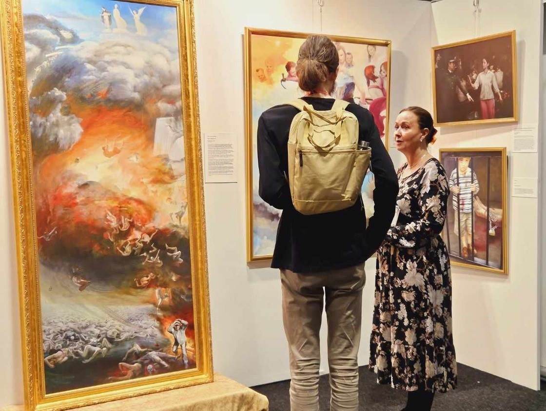 图5~6:观众在画作前驻足了解真相。