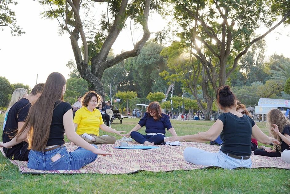 '图4~5:人们认真的学炼法轮功功法。'