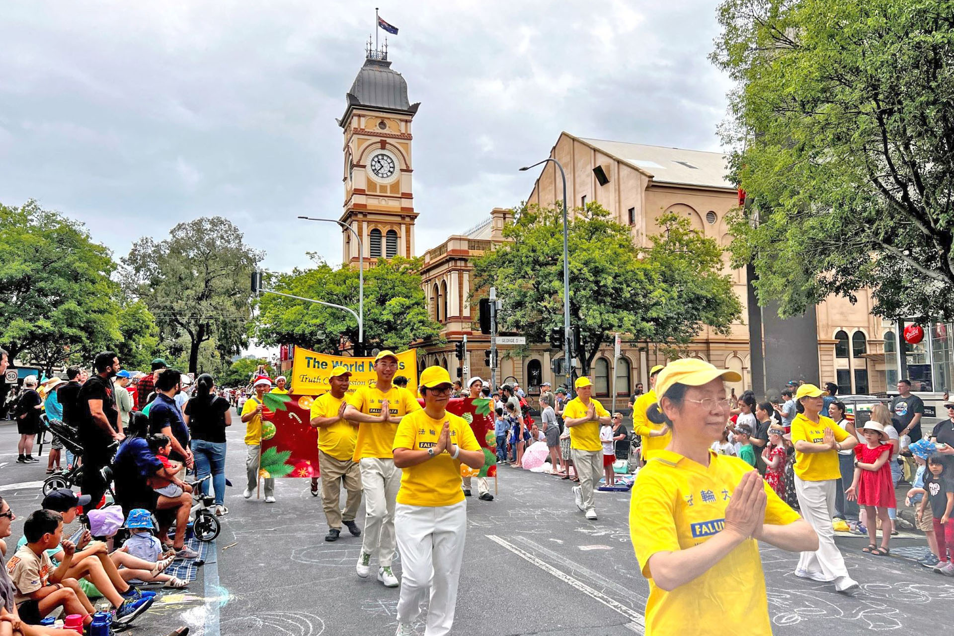 图3~6:十一月二十三日,在华人聚居的诺伍德市(City of Norwood Payneham & St Peters),圣诞游行中的法轮功队伍令观众赞叹。