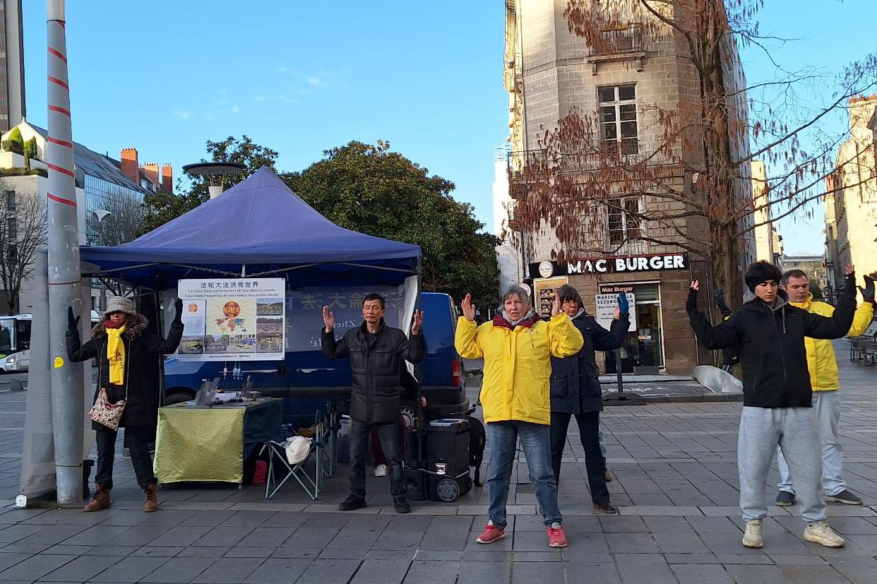 '图1~3:法国西部部份法轮功学员在南特水闸广场(place de l’écluse)向民众介绍法轮功并揭露中共迫害。'