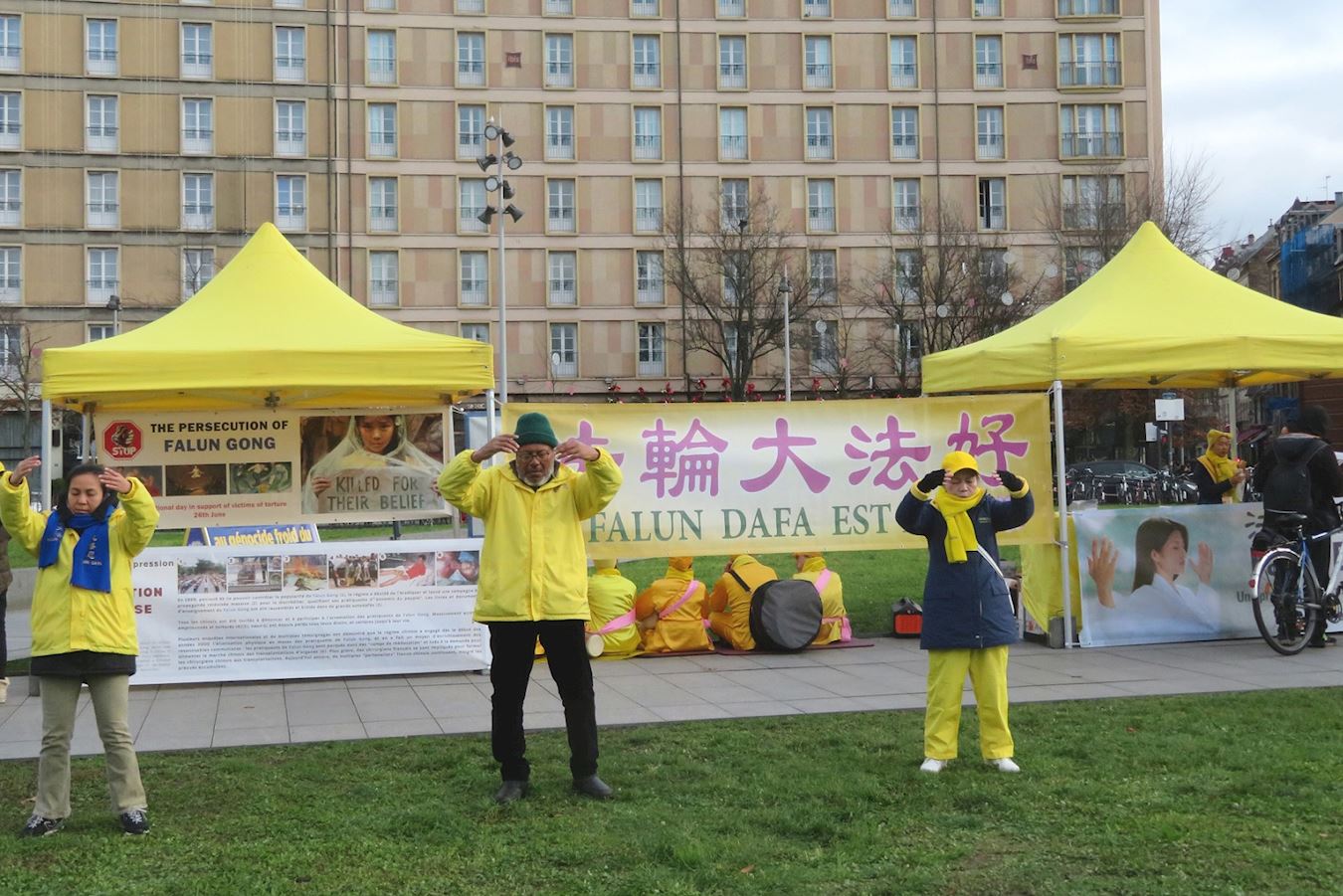 '图1~5:二零二四年十二月七日和八日,法轮功学员在法国东部斯特拉斯堡市中心火车站广场进行了讲真相和征集签字反对中共迫害的活动。'