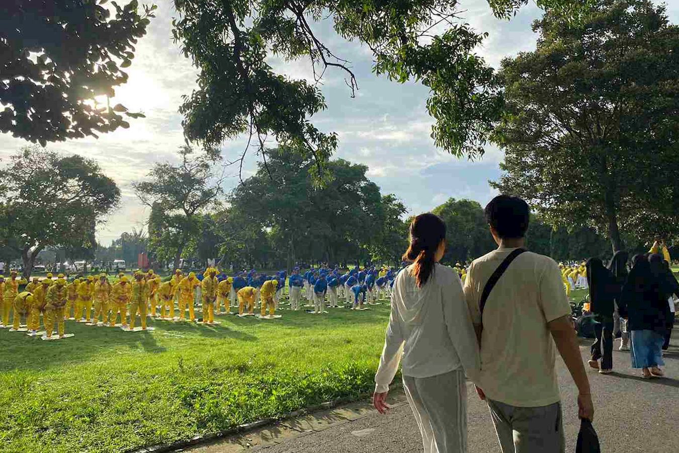 '图4~5:巴厘岛法轮功学员集体炼功,引起了路人的关注。'