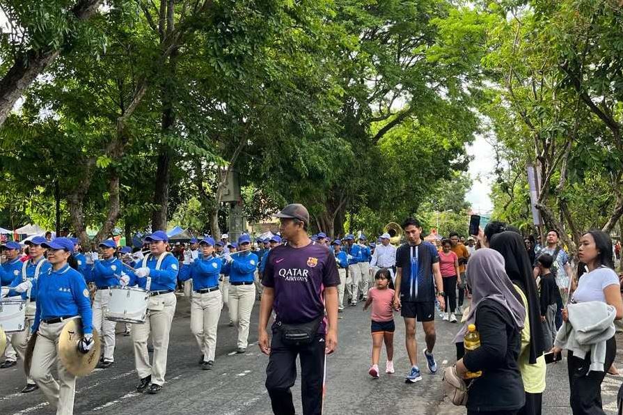 '图6~7:路人观看并拍下法轮功学员游行的场景。'