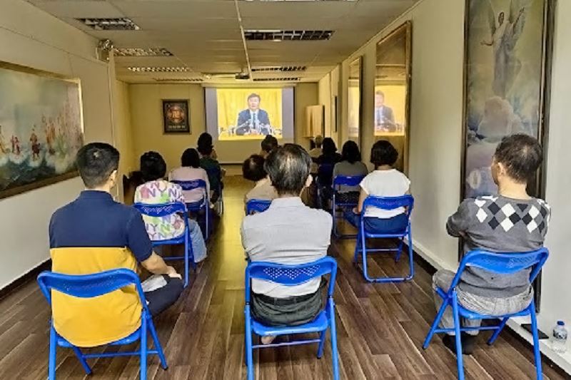 '图1:二零二四年十一月三十日至十二月八日,新加坡法轮佛学会举办法轮功的“九天学习班”,在这九天中,学员们在认真聆听师父讲法。'