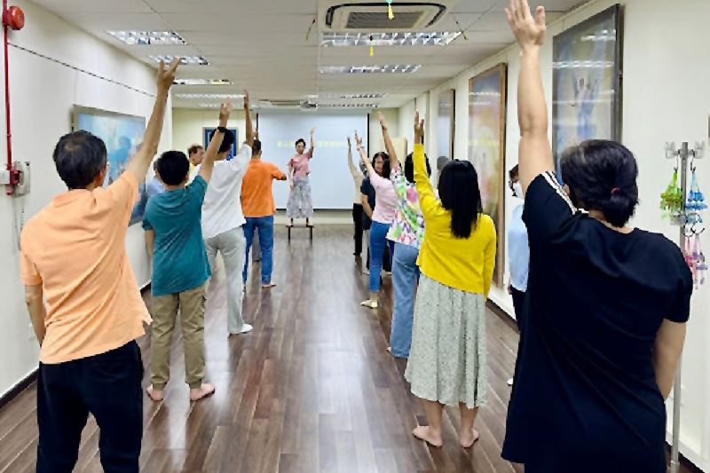 '图2~4:学员们在学炼法轮功的五套功法。'