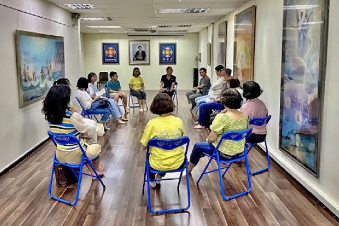 '图5:大家围坐在一起交流自己的心得体会。'