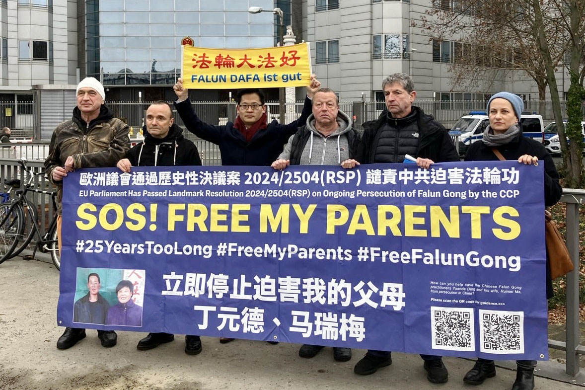 图1:前东德人权活动家们手举横幅谴责中共反人类暴行,声援所有中国法轮功学员。