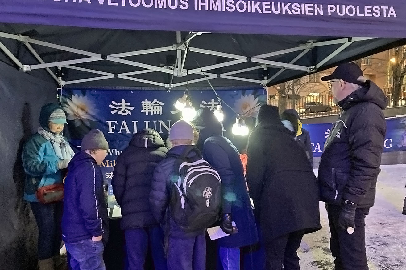 图2~8:芬兰法轮功学员举行烛光悼念活动,明白真相的人们在学员的征签表上签名。