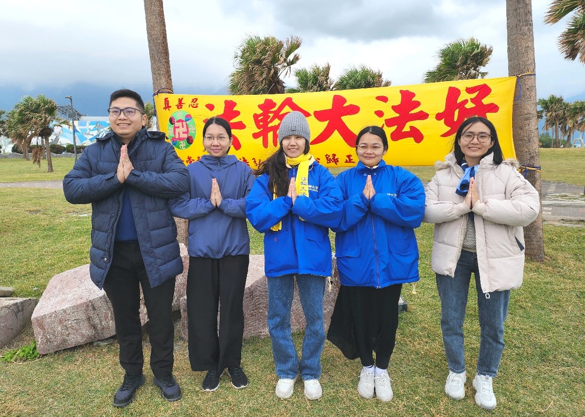 图6:东华大学炼功点,越南大法弟子向师尊恭贺新年好。
