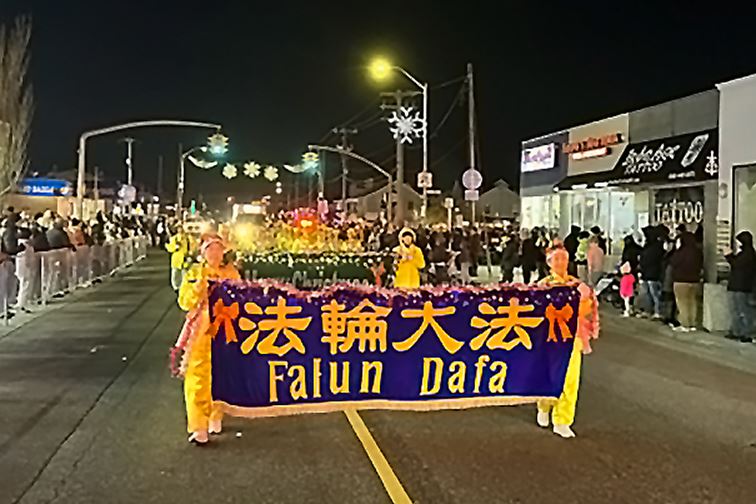 '图2:法轮功腰鼓队表演了“玲儿响叮当”“法轮大法好”,为游行增添喜庆。'