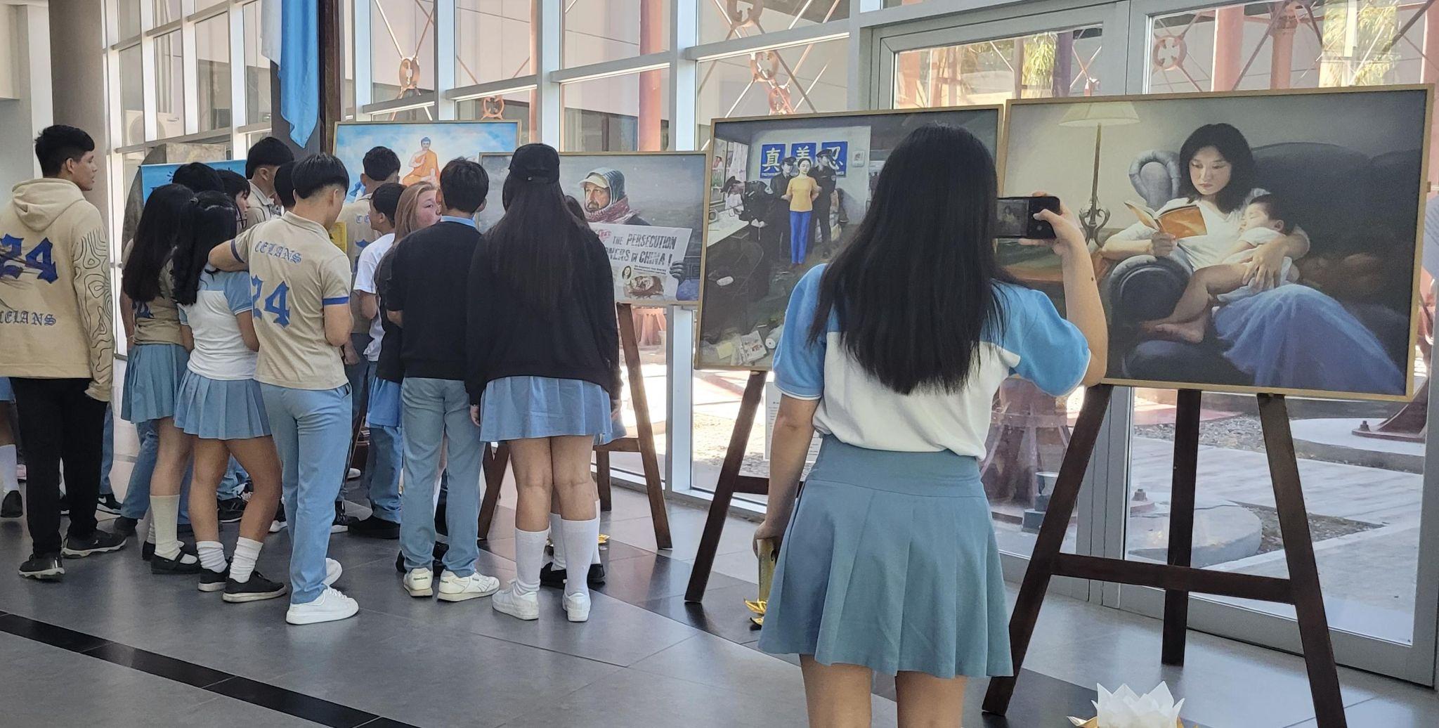 图7:来自不同学校的学生们前来观看真善忍美展。