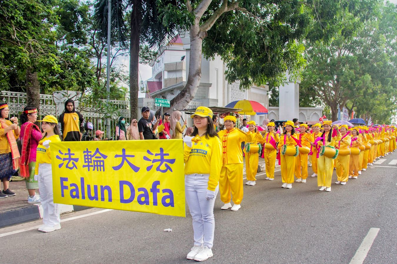 '图1~3:法轮功学员参加巴淡岛建市一百九十五周年游行,受到观众的热烈欢迎。'