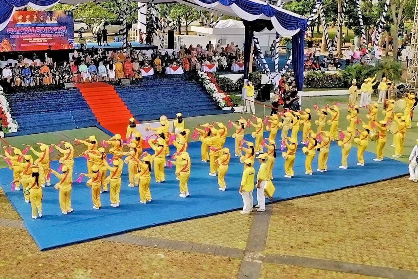 '图4~5:法轮功天国乐团和腰鼓队的表演。'