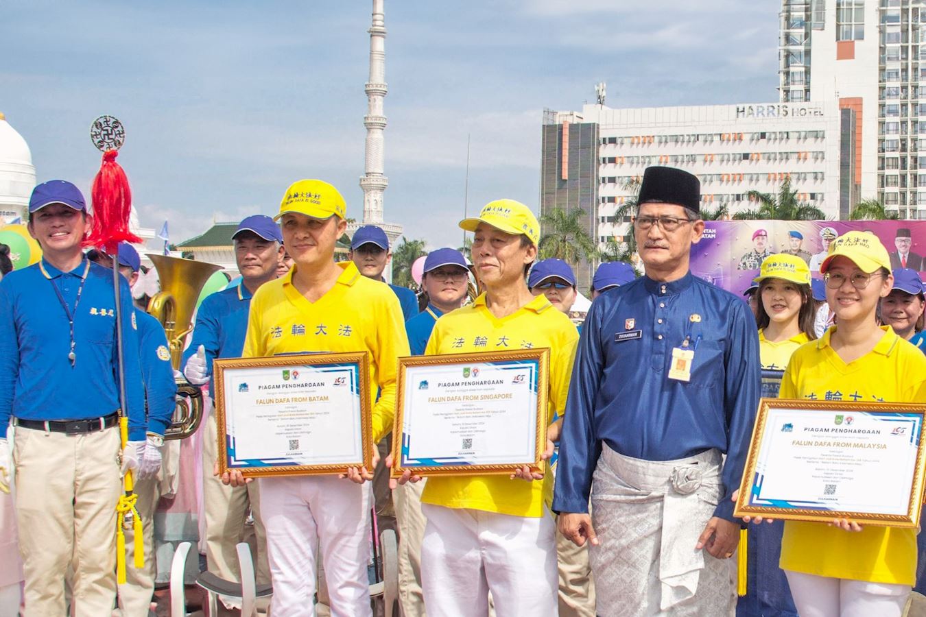 '图6:巴淡市青年体育局局长祖尔卡奈因(Zulkarnain)(右二)向法轮功学员代表颁发证书。'