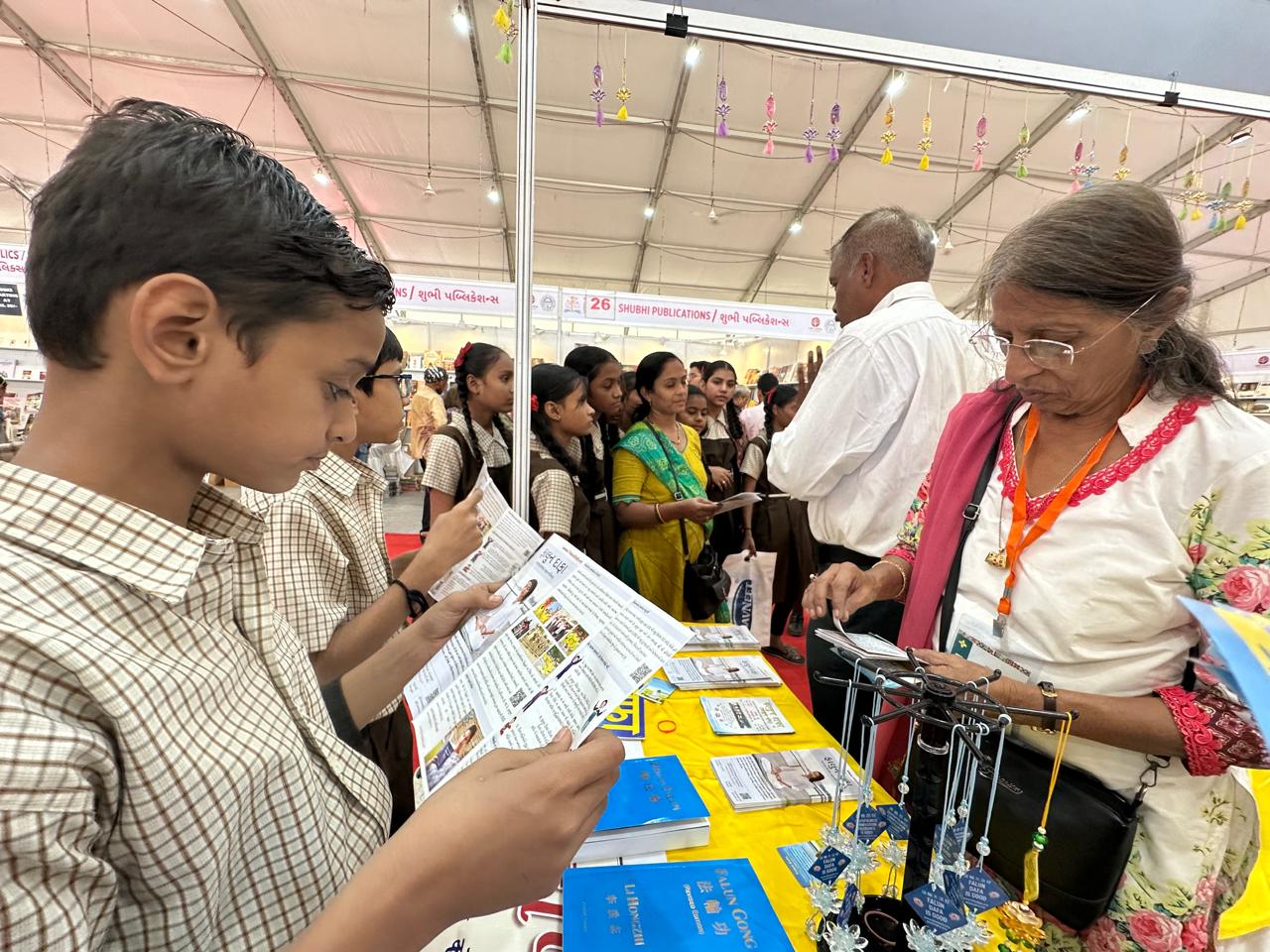 图2:二零二四年十一月三十日至十二月八日,法轮功学员参加艾哈迈达巴德书展。