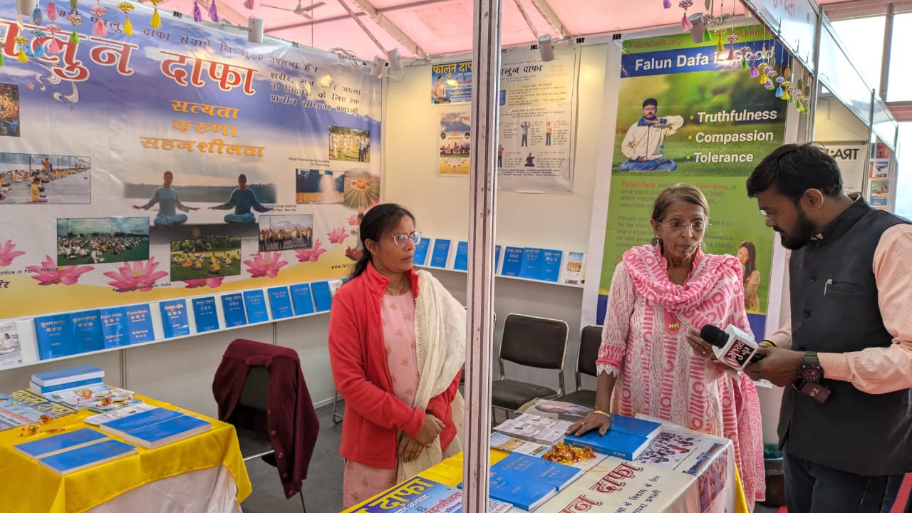 图4:GPTL新闻记者在艾哈迈达巴德国际书展上与学员交谈。