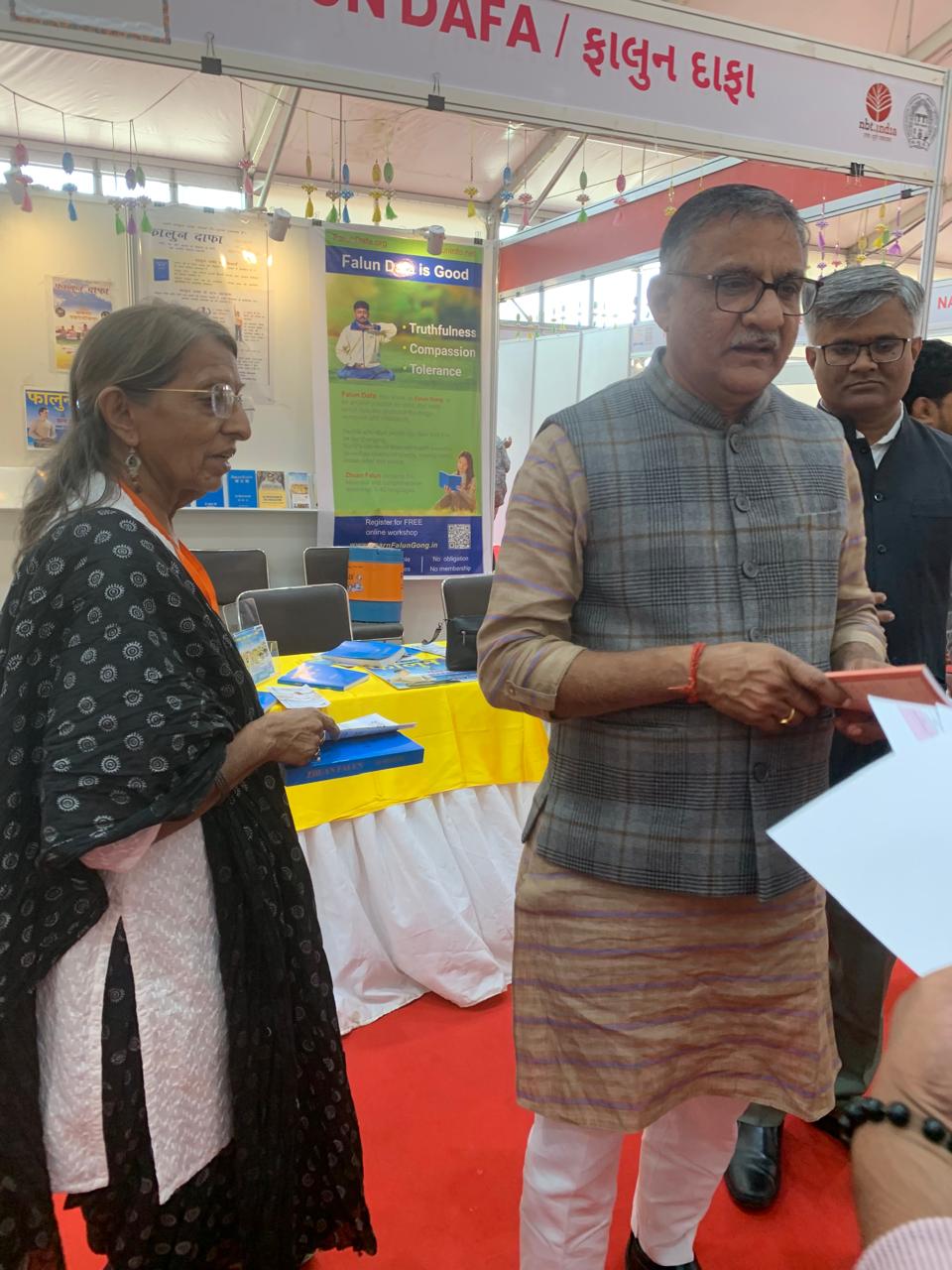 图6:古吉拉特邦政府前内政部长拉吉尼坎特·帕特尔与法轮功学员。