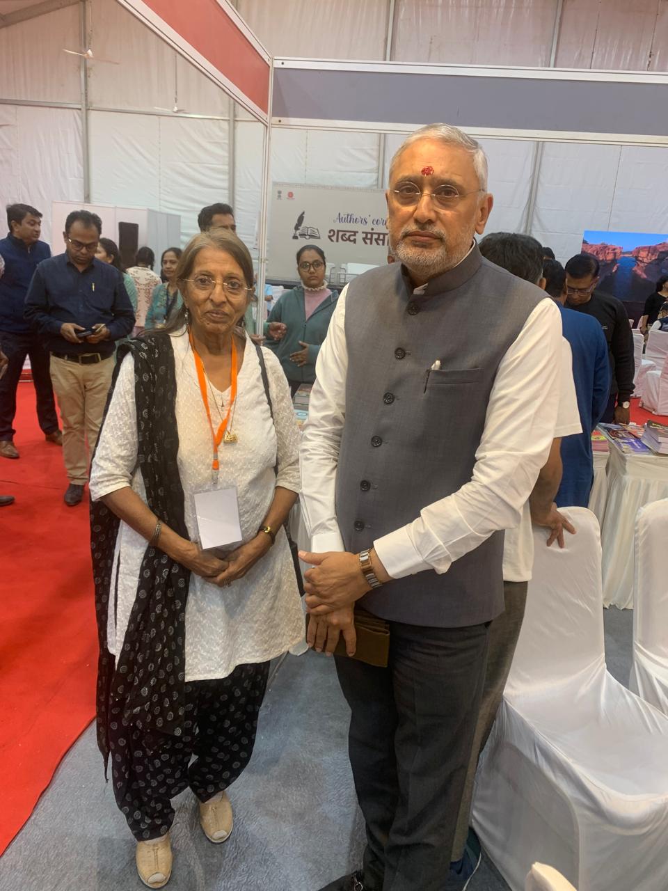 图7:古吉拉特邦部长贾格迪什·潘查尔(Jagdish Panchal)(右)与法轮功学员