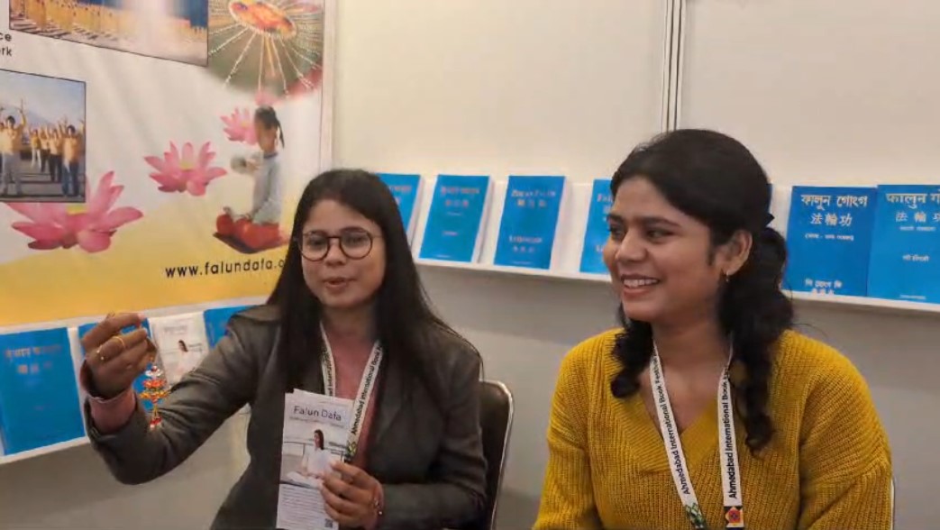 图8:艾哈迈达巴德书展,女子大声念诵“法轮大法好”。