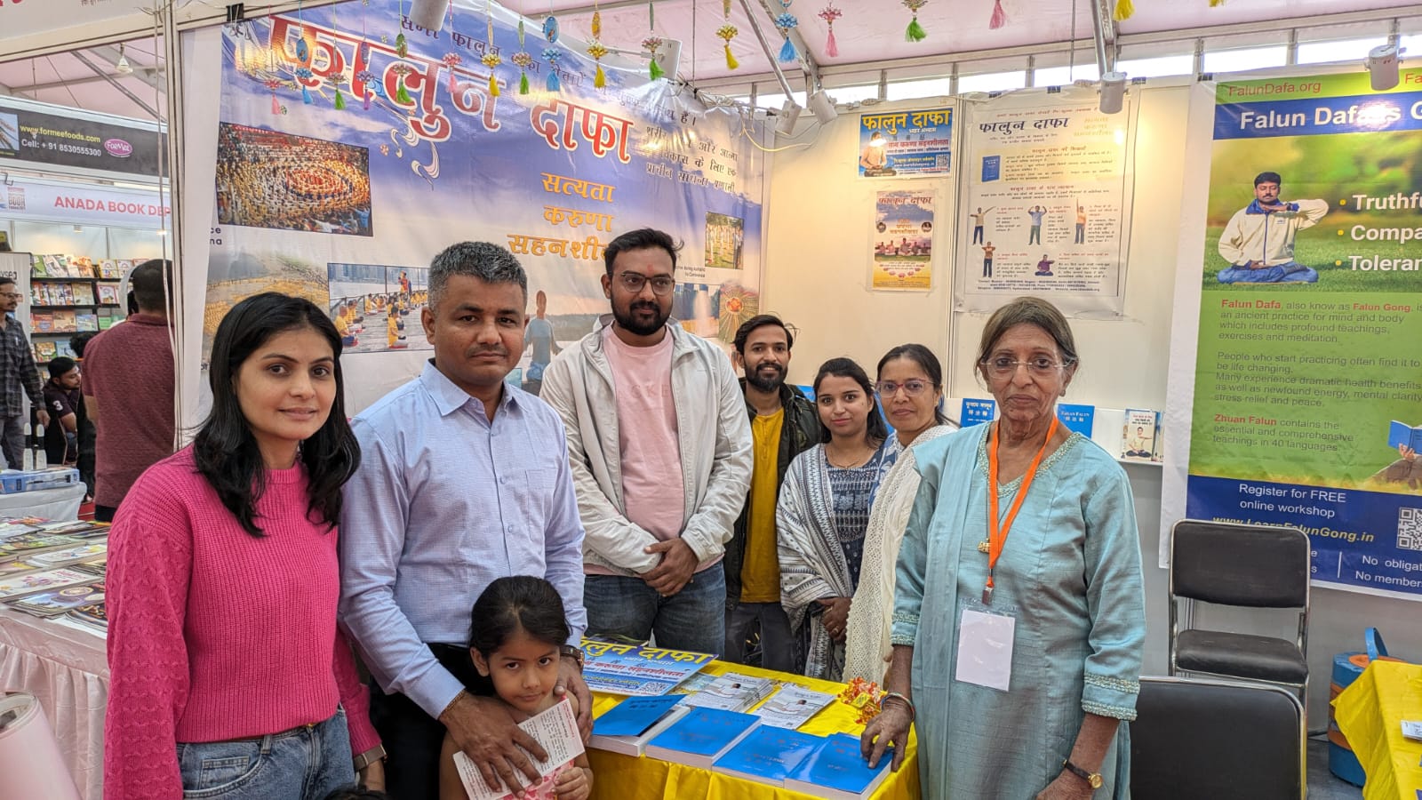 图10:艾哈迈达巴德市警局助理局长希伦及其家人在书展与学员会面。