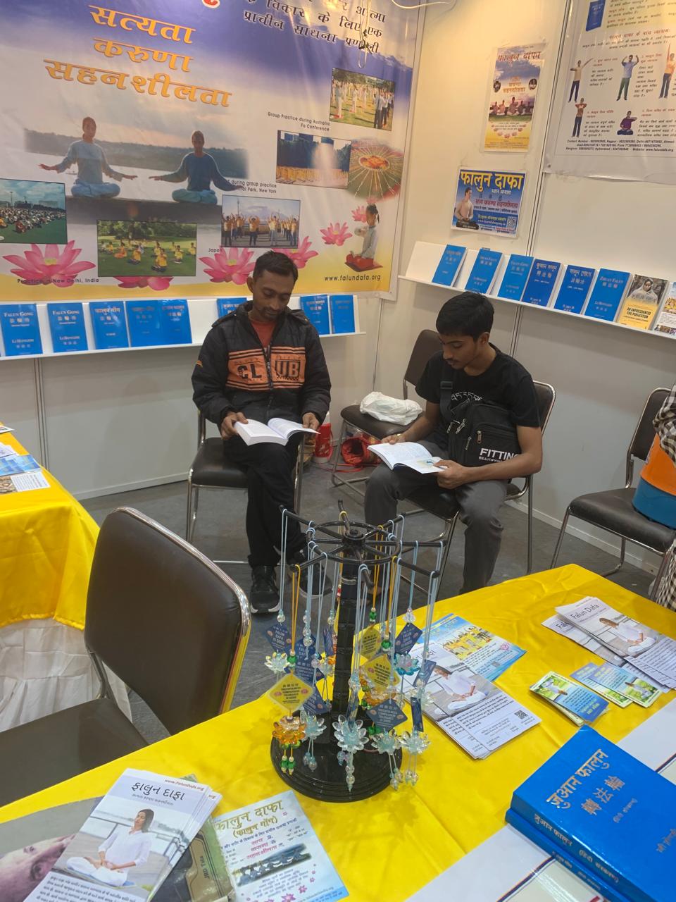 图12:观众正在阅读《转法轮》