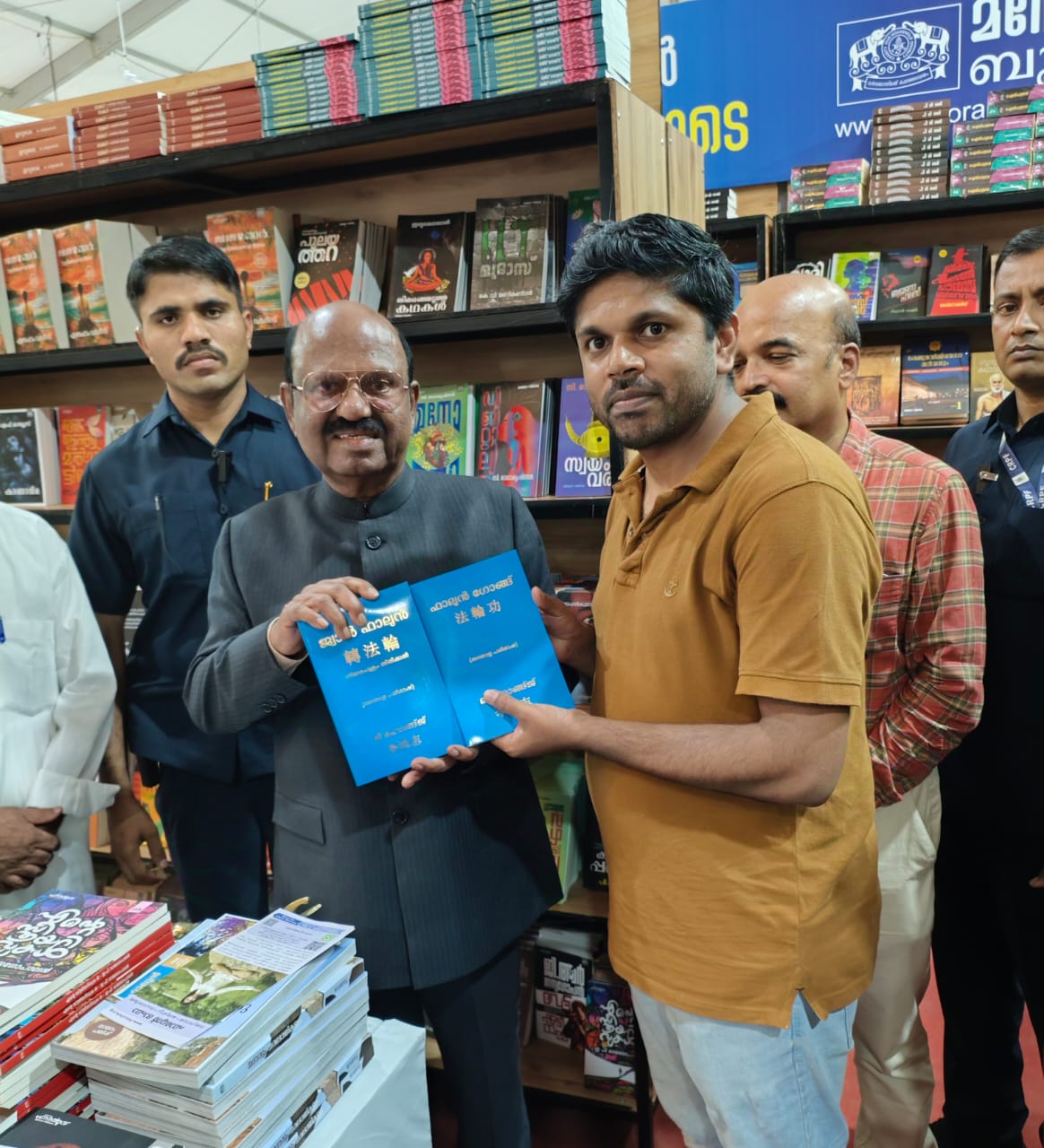 图13:西孟加拉国邦州长阿南德·博斯(左)