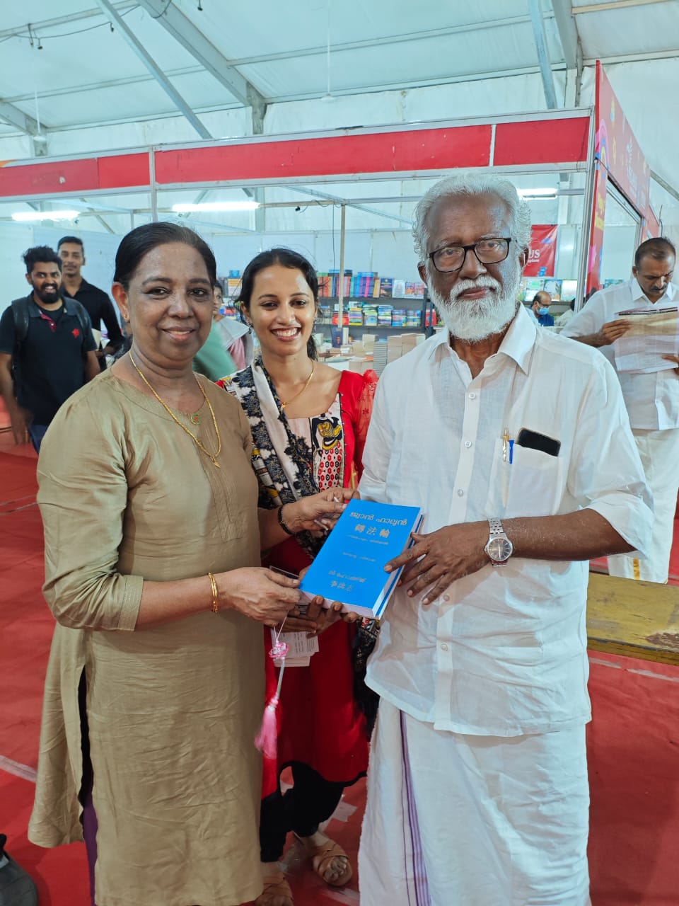 图14:印度人民党前州主席马纳姆·拉贾塞卡兰(右)