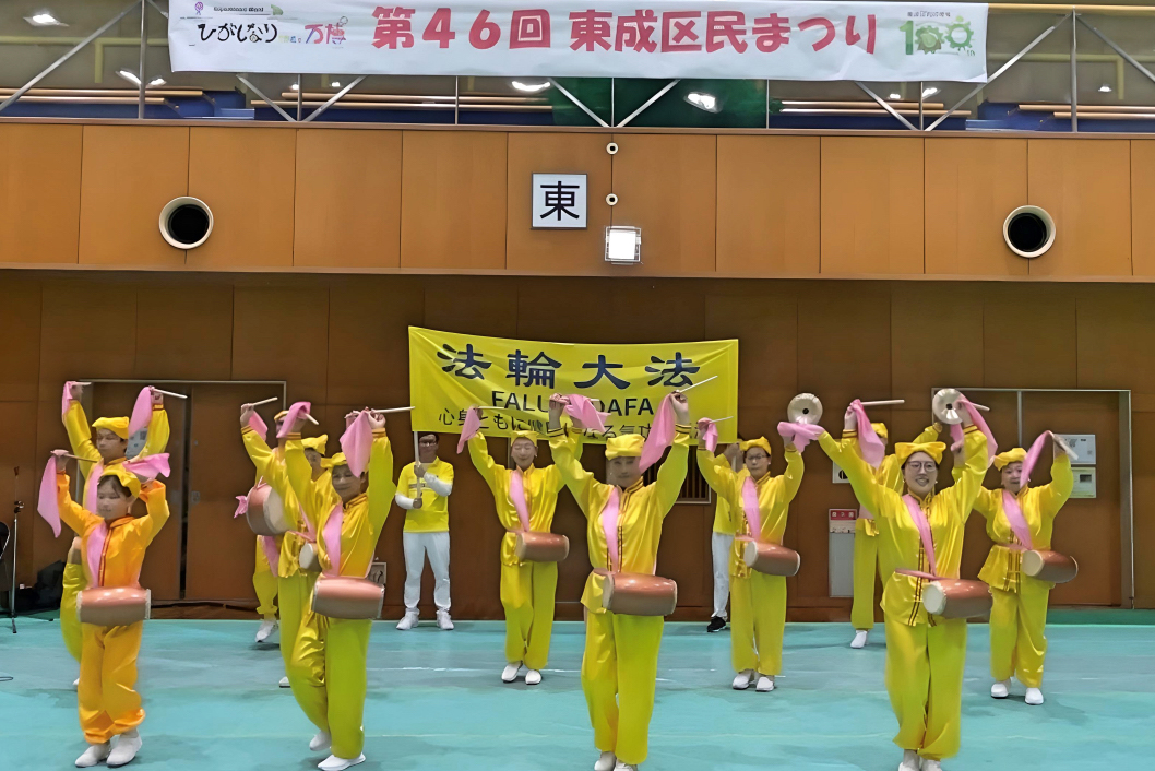 图3:大阪市东成区庆典活动上腰鼓队的表演。