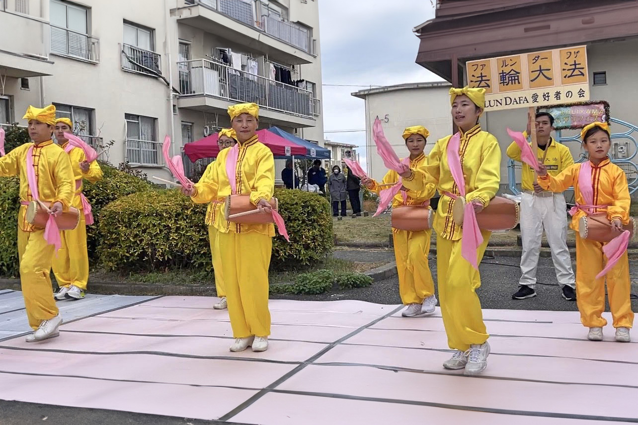 图6:十二月八日,在大阪府茨木市郡山地区联谊活动上腰鼓队的表演。