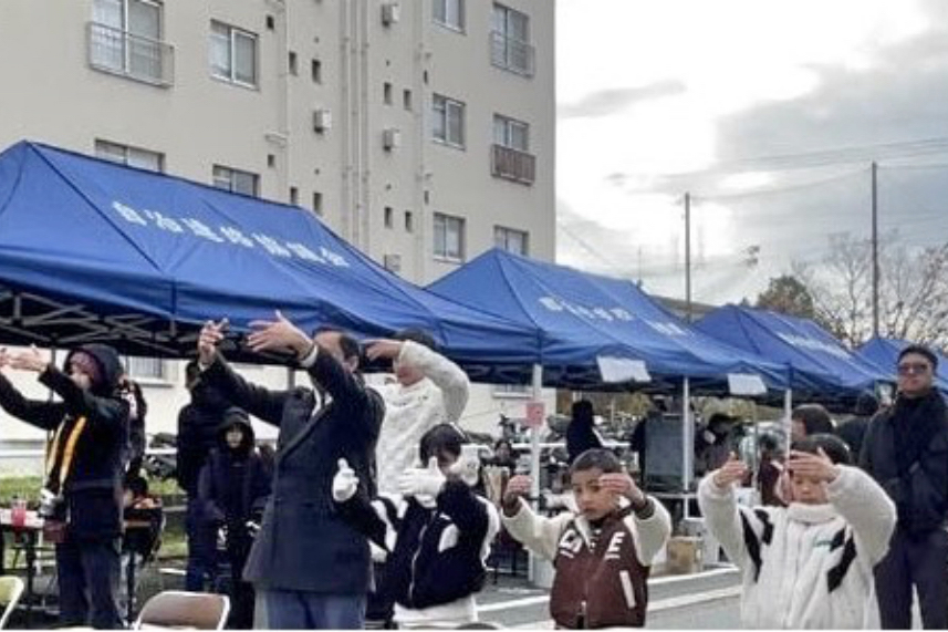 图8:茨木市郡山地区联谊活动上跟着学炼的学员和民众。