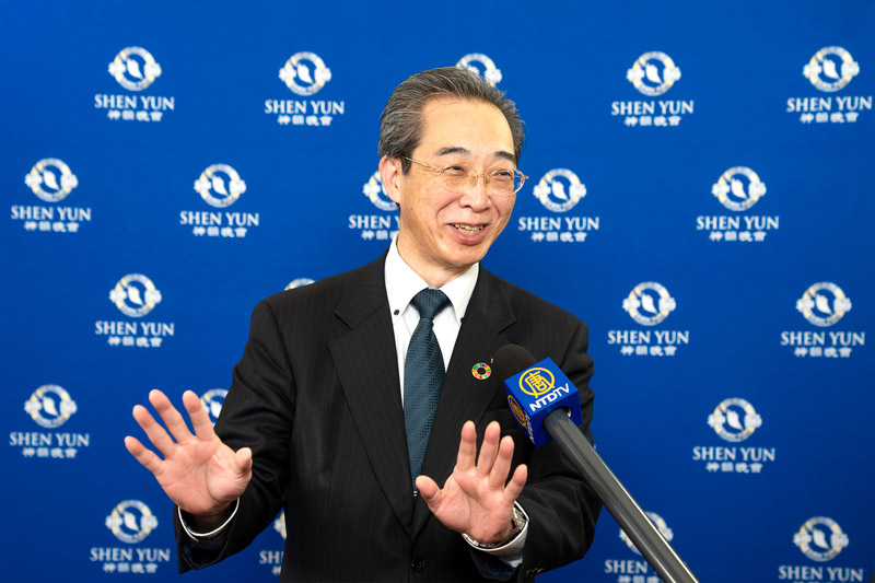 图4:司法书士事务所所长杉本敏郎(Sugimoto Toshiro)观看了神韵环球艺术团在名古屋的首场演出。(大纪元)