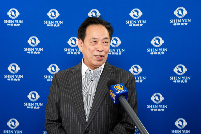 图5:日本无人机安全飞行推进协会理事长田村德久(Tamura naruhisa)观看了神韵环球艺术团在名古屋的首场演出。(大纪元)