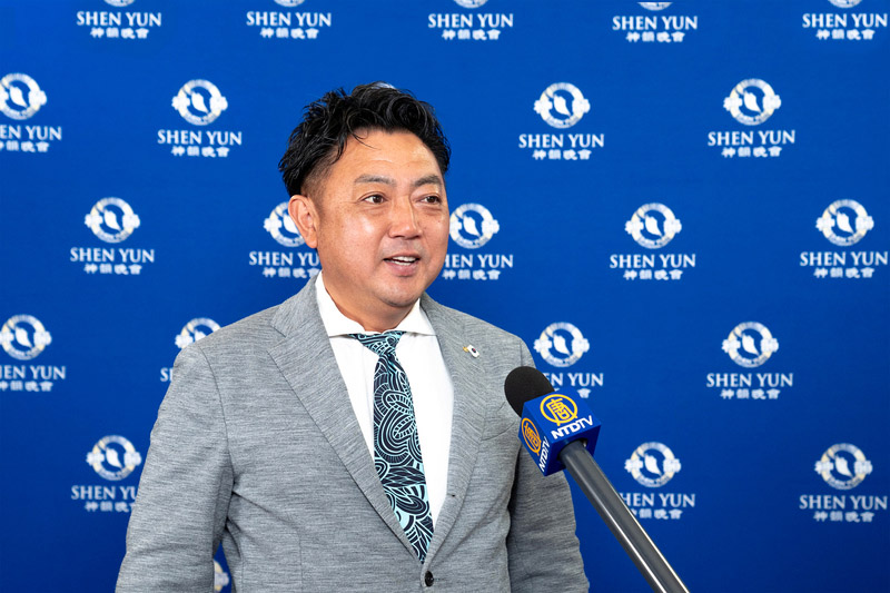 图7:公司董事加藤文彦(Fumihiro Kato)观赏了神韵环球艺术团在日本名古屋的首场演出。(大纪元)
